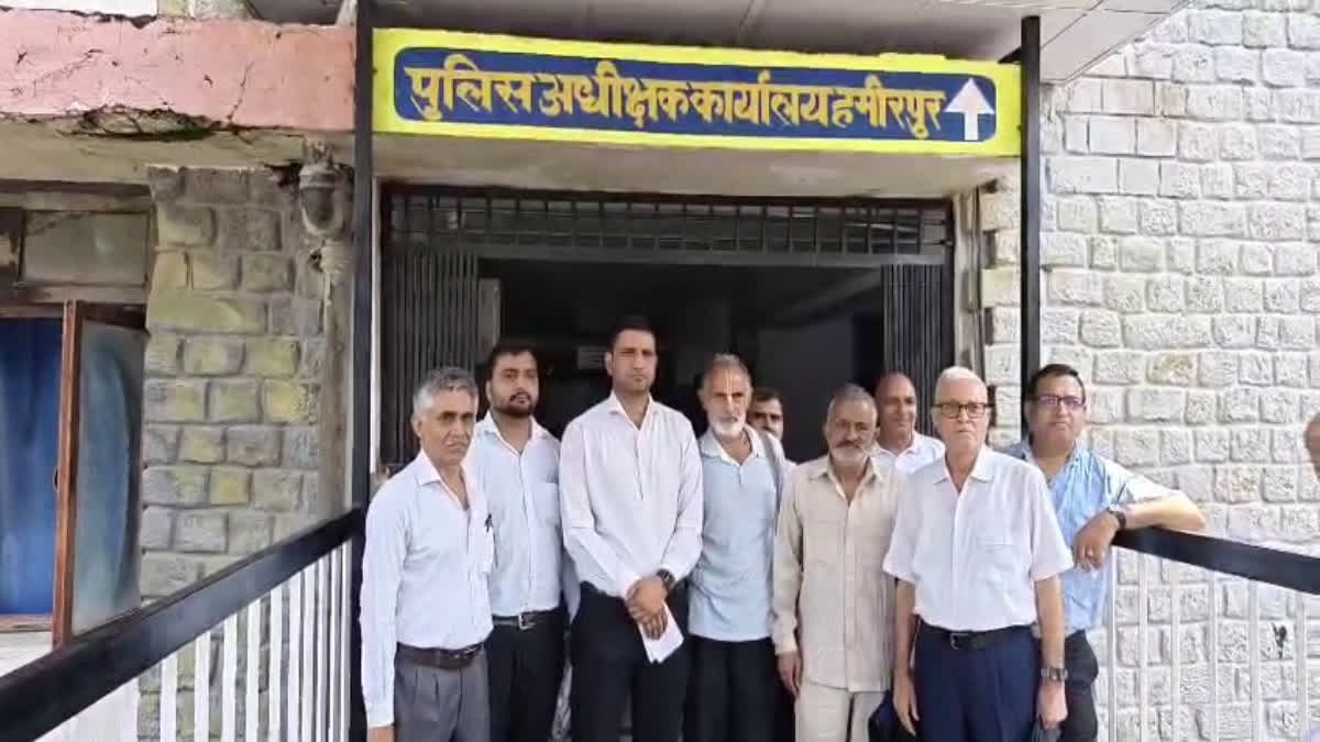 बिजली कनेक्शन कटने के बाद एसपी कार्यालय पहुंचे उपोभोक्ता