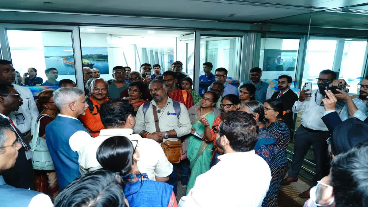 டெல்லி வந்தடைந்த 21 தமிழர்களை வரவேற்ற வெளியுறவுத்துறை அமைச்சர் ஜெய்சங்கர்