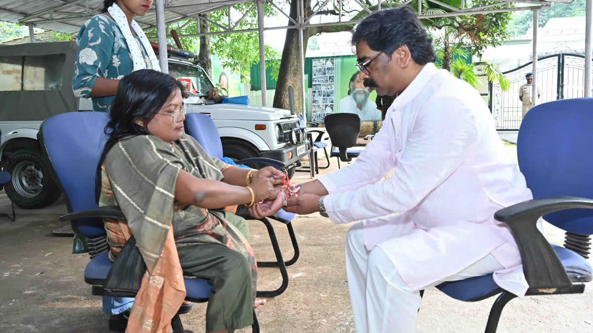 On the occasion of Raksha Bandhan Chief Minister Hemant Soren had Rakhis tied by his sisters