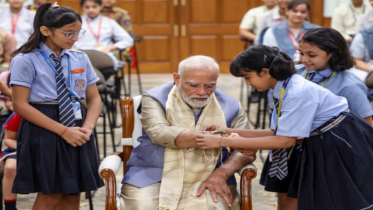રક્ષા બંધન પર સ્કૂલની બાળકીઓએ PM મોદીને રાખડી બાંધી