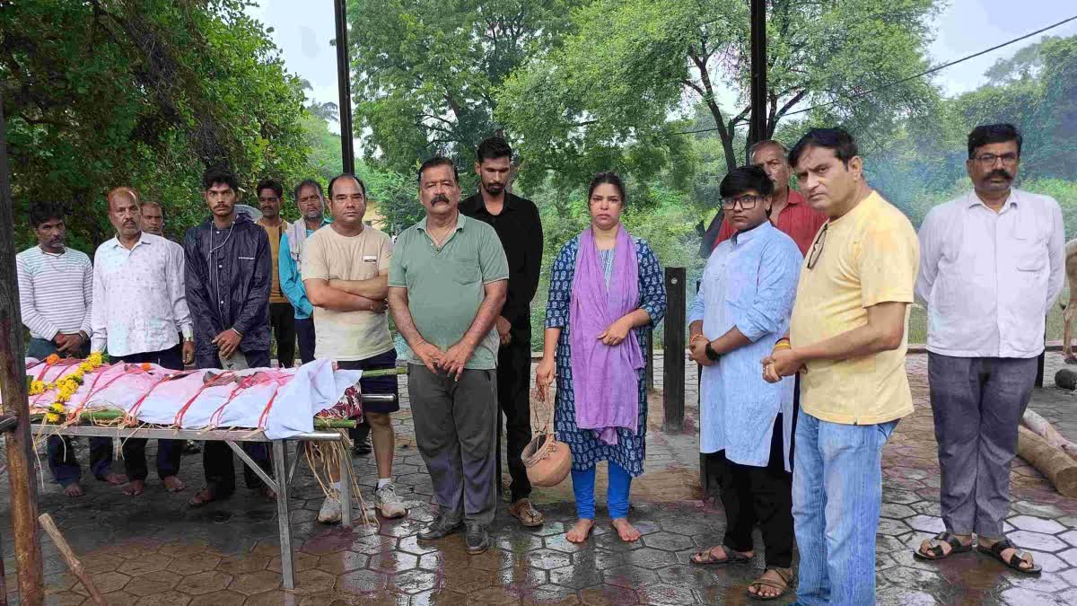 Daughter performs last rite Vidisha