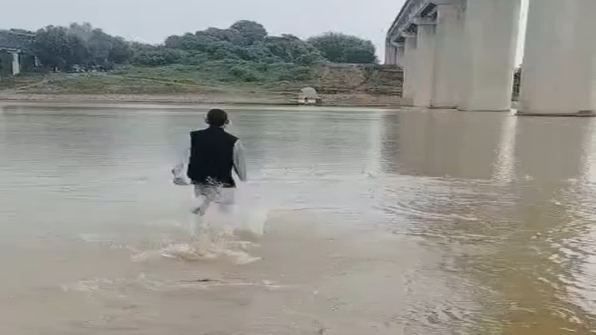 CONG LEADER RAN IN CHAMBAL RIVER