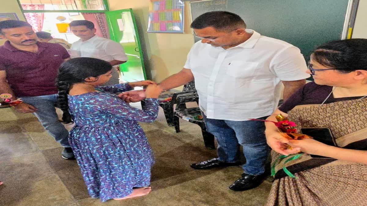 Police officers celebrated Raksha Bandhan with children at shelter homes of Ranchi