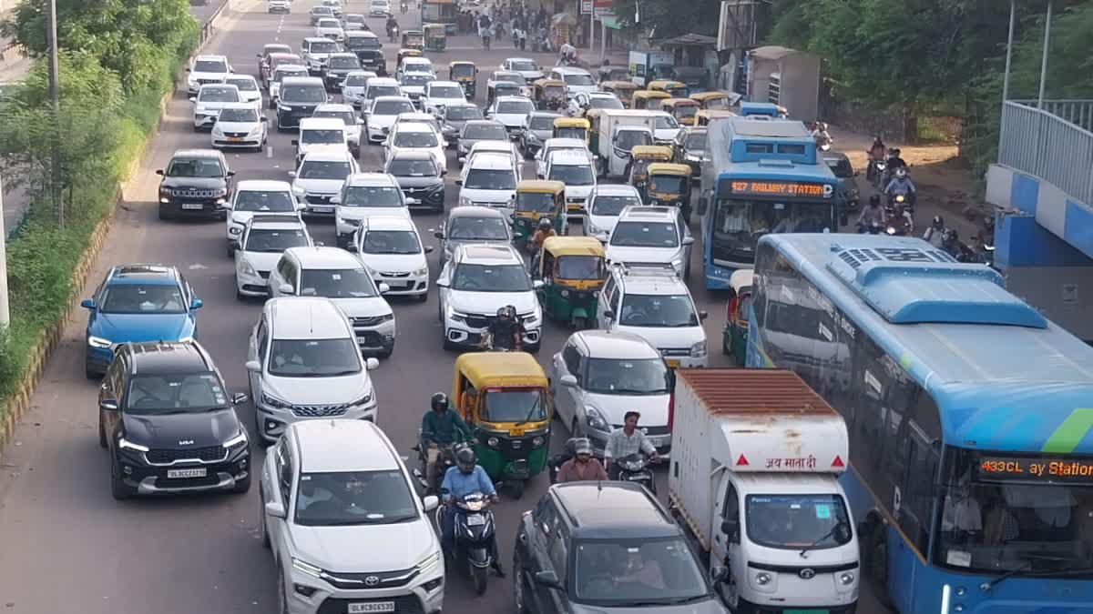रक्षाबंधन पर दिल्ली के कई इलाकों में भीषण जाम