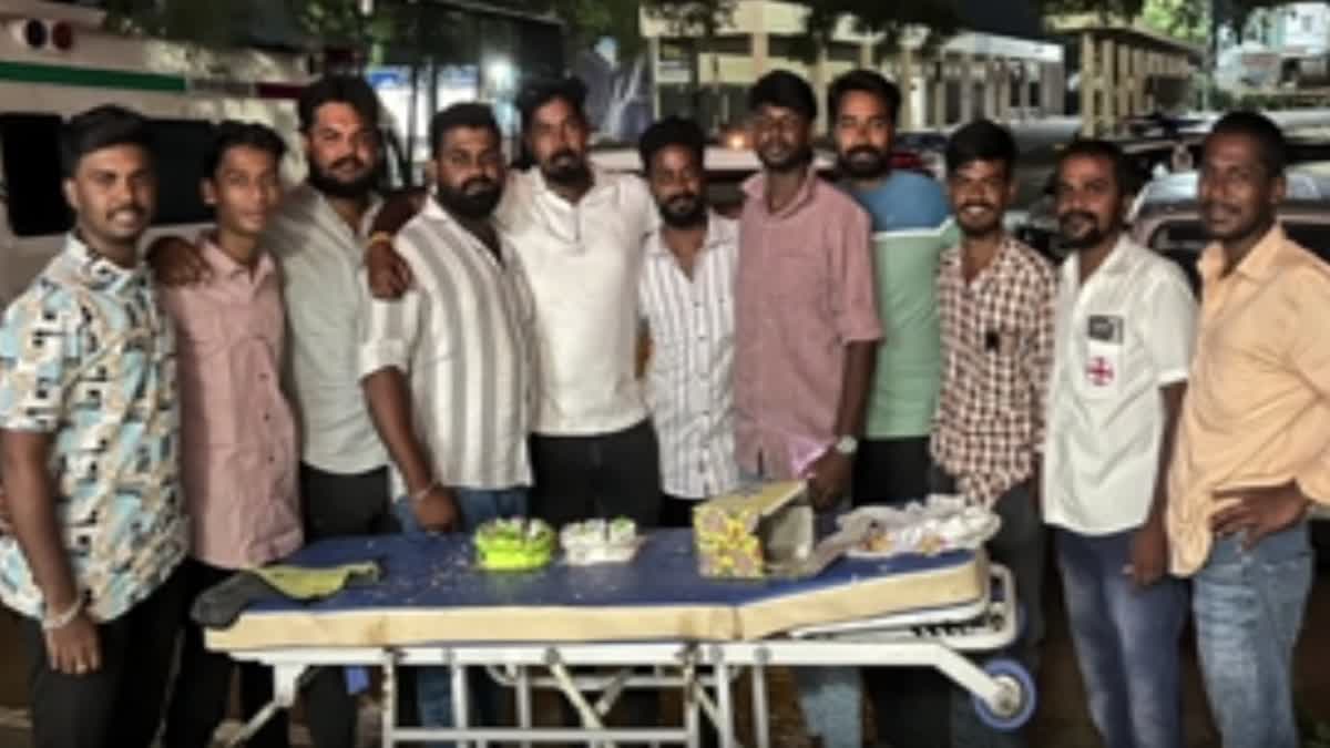 பட்டா கத்தியால் கேக் வெட்டி பிறந்தநாள் கொண்டாட்டம்