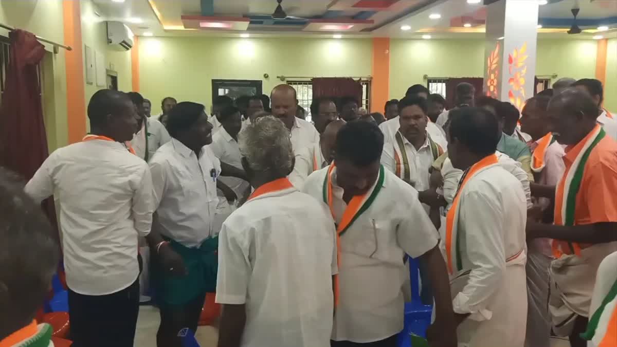 காங்கிரஸ் கட்சியின் ஆலோசனைக் கூட்டத்தில் நிர்வாகிகள் மோதல்