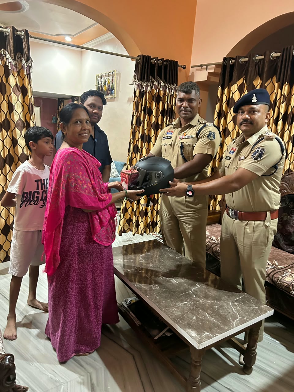 Raksha Bandhan 2026: शहीद परिवारों संग रायपुर पुलिस ने मनाया रक्षाबंधन, हेलमेट देकर लिया सुरक्षा संकल्प 3 RAIPUR RAKSHABANDHAN CELEBRATION