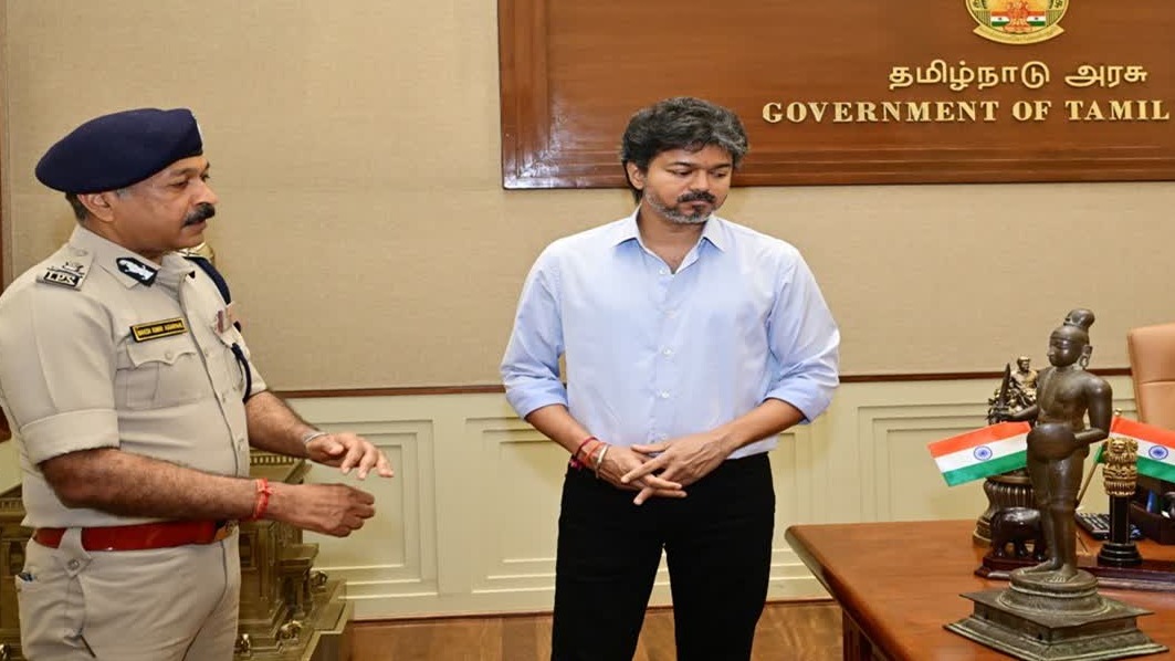 மீட்கப்பட்ட திருமங்கை ஆழ்வார் சிலையை பார்வையிட்ட முதலமைச்சர் விஜய். அருகில் டிஜிபி மகேஷ்குமார் அகர்வால்