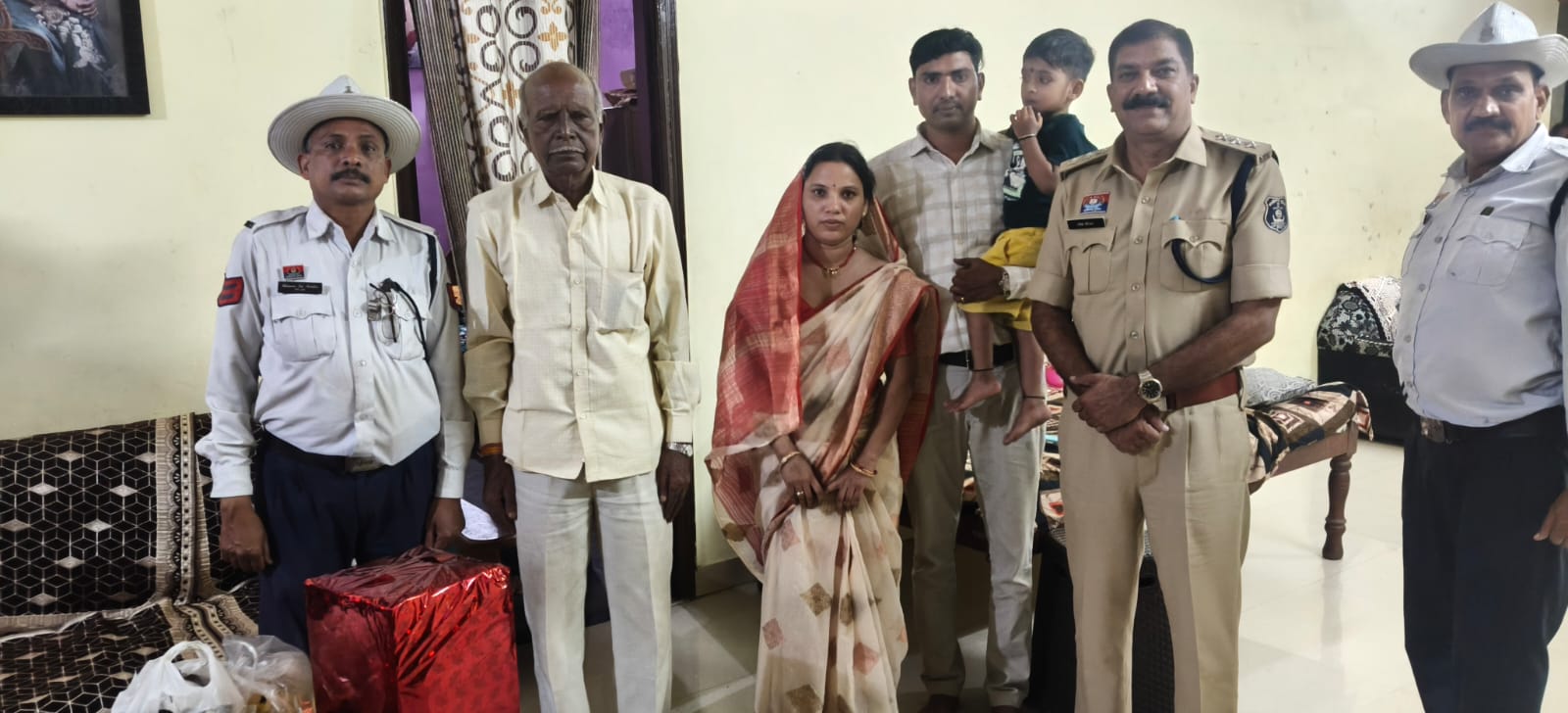 Raksha Bandhan 2026: शहीद परिवारों संग रायपुर पुलिस ने मनाया रक्षाबंधन, हेलमेट देकर लिया सुरक्षा संकल्प 2 Rakshabandhan 2026