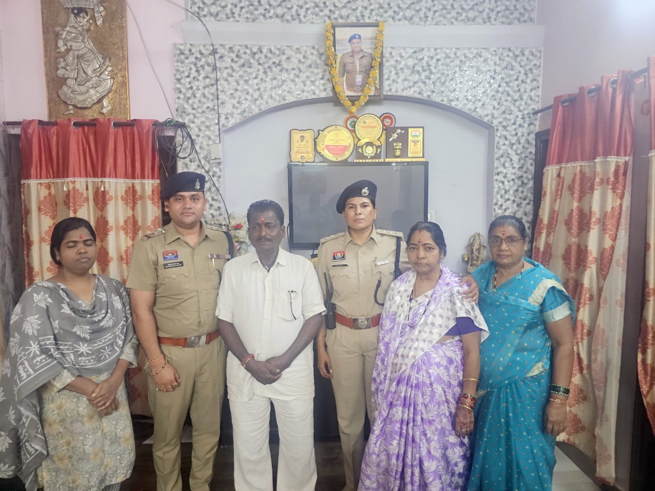 Raksha Bandhan 2026: शहीद परिवारों संग रायपुर पुलिस ने मनाया रक्षाबंधन, हेलमेट देकर लिया सुरक्षा संकल्प 1 Rakshabandhan 2026