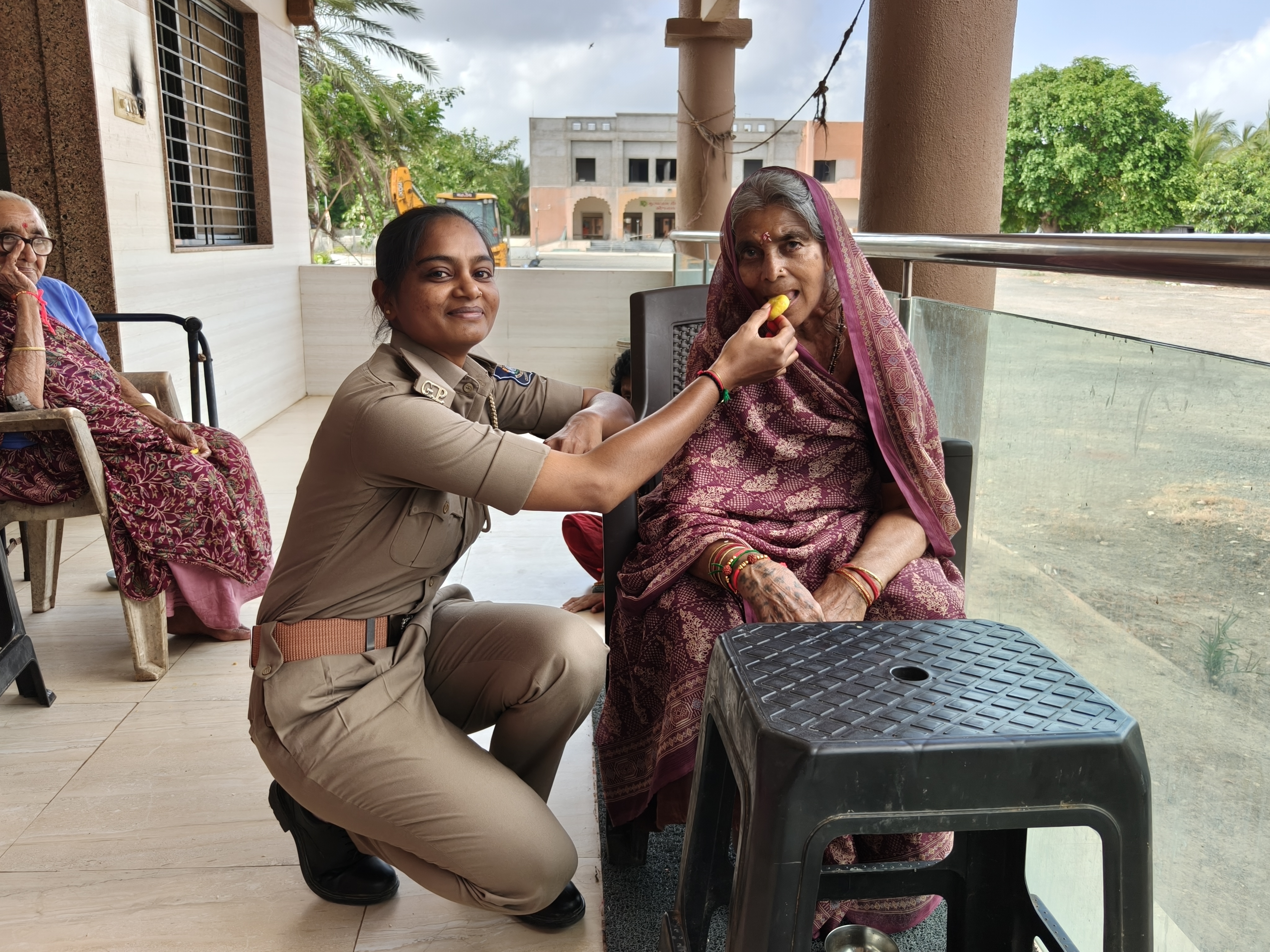 રક્ષાબંધને ઉનાના વૃદ્ધાશ્રમમાં છલકાઈ લાગણીઓ