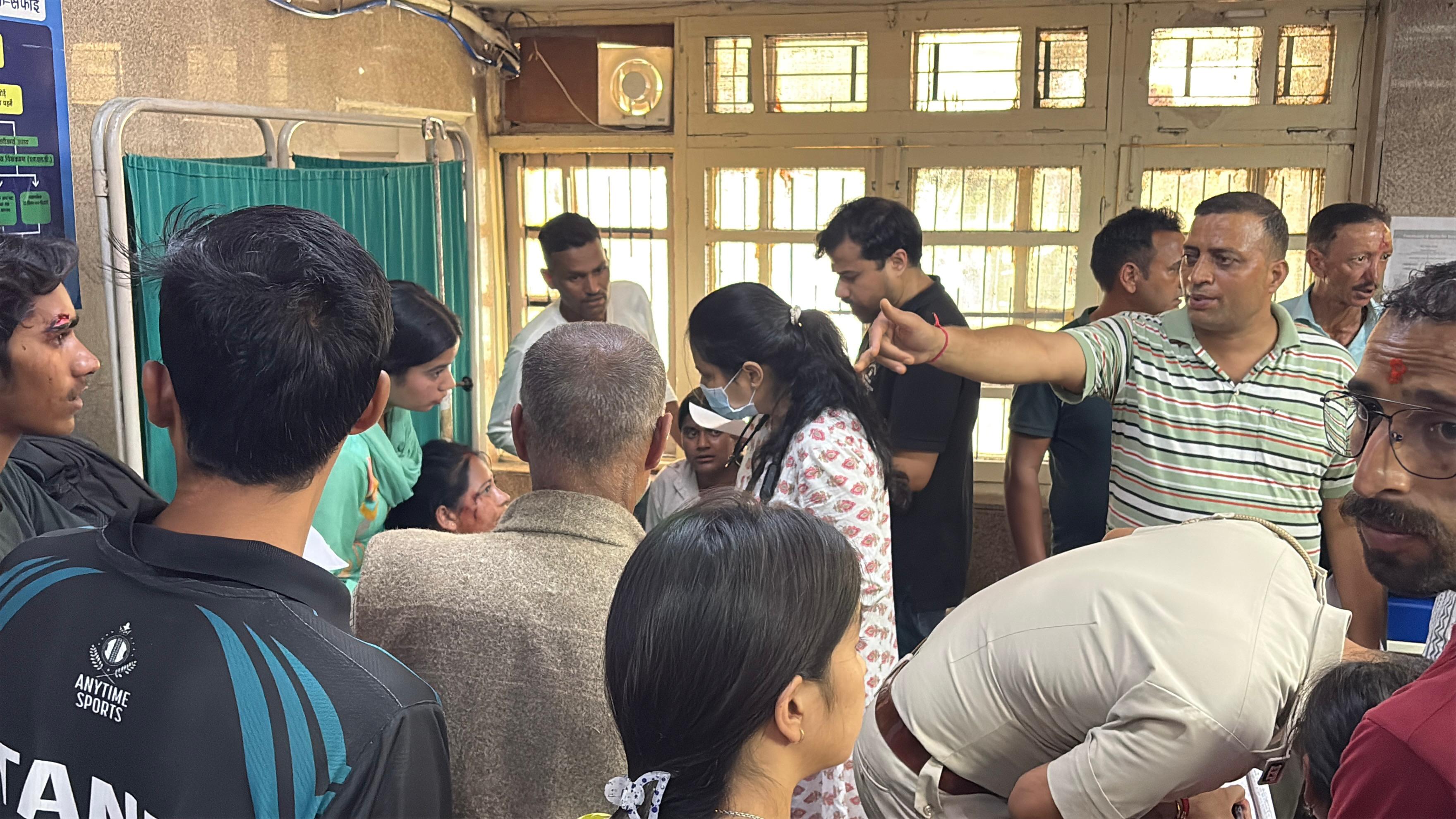 हादसे की सूचना मिलते ही अस्पताल पहुंचे घायलों के परिजन
