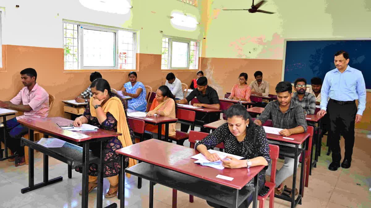 மாணவர்கள் தேர்வு எழுதும் காட்சி