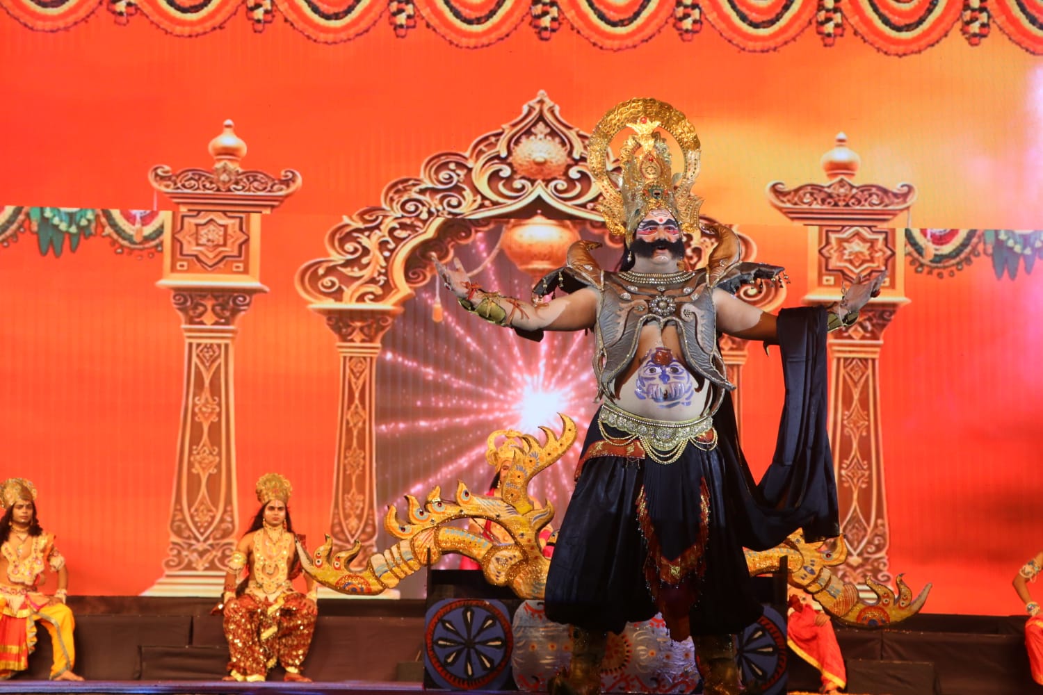 पेशे से सर्वर इंजीनियर हैं रावण का पात्र निभा रहे अंशु