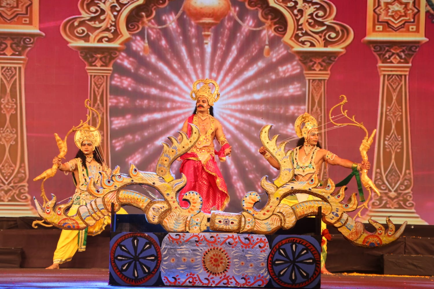 रामलीला के दौरान मंचन करते पात्र