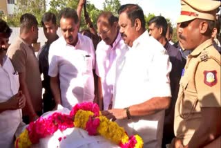 உயிரிழந்தவருக்கு அஞ்சலி செலுத்திய அதிமுக பொதுச்செயலாளர் எடப்பாடி பழனிசாமி