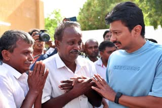 உயிரிழந்தவர்களின் குடும்பத்தினருக்கு ஆறுதல் கூறும் உதயநிதி ஸ்டாலின்