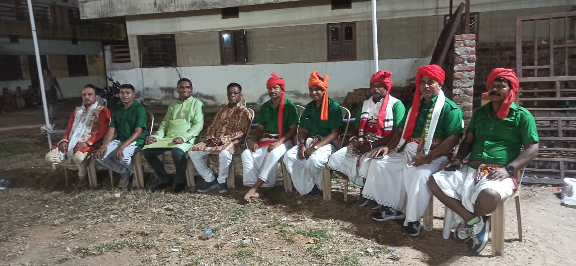 પરંપરાગત આદિવાસી પોશાકમાં ગરબા