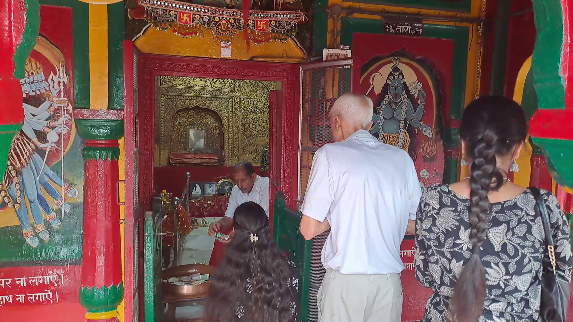 मंदिर में साइड से है दरवाजा