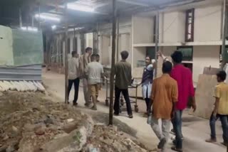 மருத்துவமனைக்கு கொண்டு செல்லப்படும் சிறுவன்