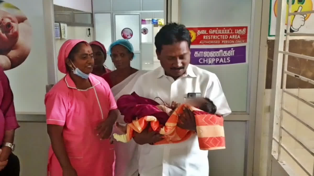 சாக்குமூட்டையில் கட்டி தண்டவாளத்தில் வீசப்பட்ட பெண் குழந்தை - போலீசார் தீவிர விசாரணை!