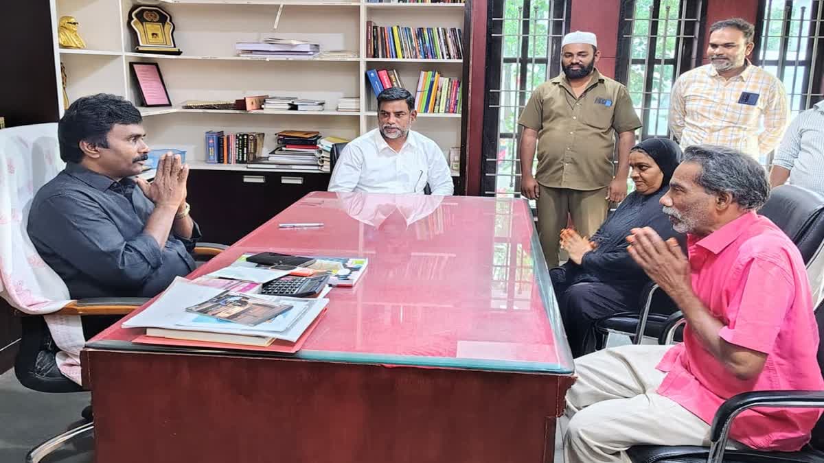 சாலையில் கேட்பாரற்று கிடந்த 11 சவரன் நகை; போலீசில் ஒப்படைத்த தம்பதிக்கு பாராட்டு!