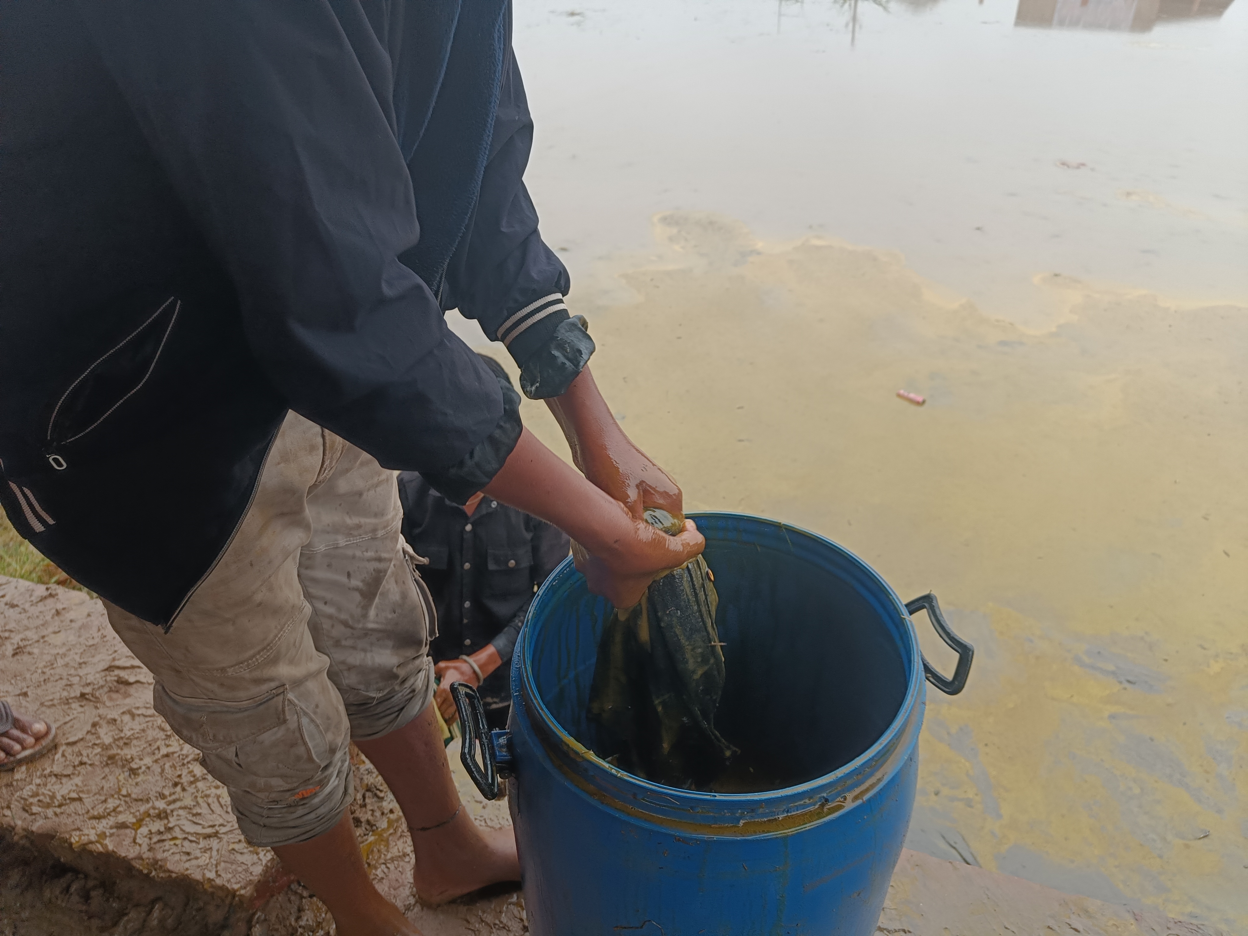 oil floating on the water was squeezed out with a cloth