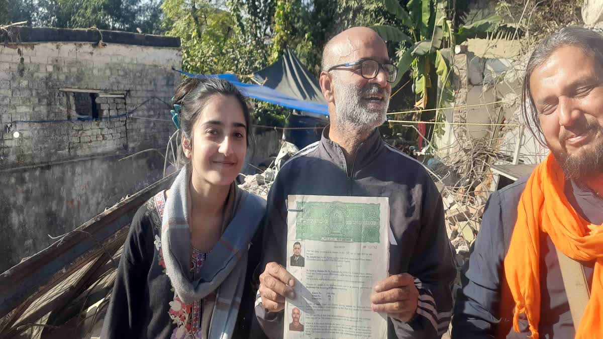 بلڈوزر کارروائی کے بعد ہندو سابق فوجی نے مسلمان صحافی کو 5 مرلہ زمین عطیہ کردی