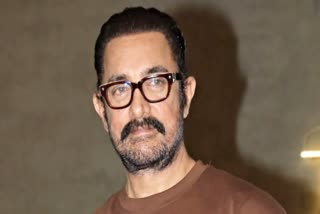 aamir khan receives rk laxman award for excellence the first actor to receive this award