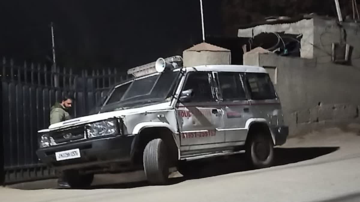 بڈگام میں روح اللہ مہدی کے گھر کے باہر تعینات پولیس