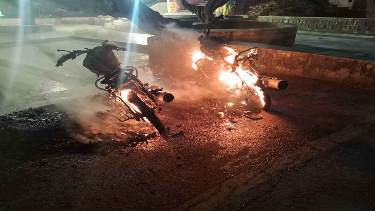 two-bike-caught-fire-near-jagannath-temple-in-ranchi