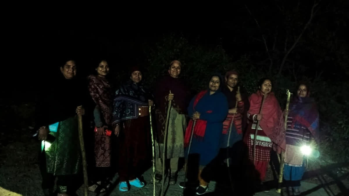 लघाट गांव की महिलाएं रात को देती हैं पहरा