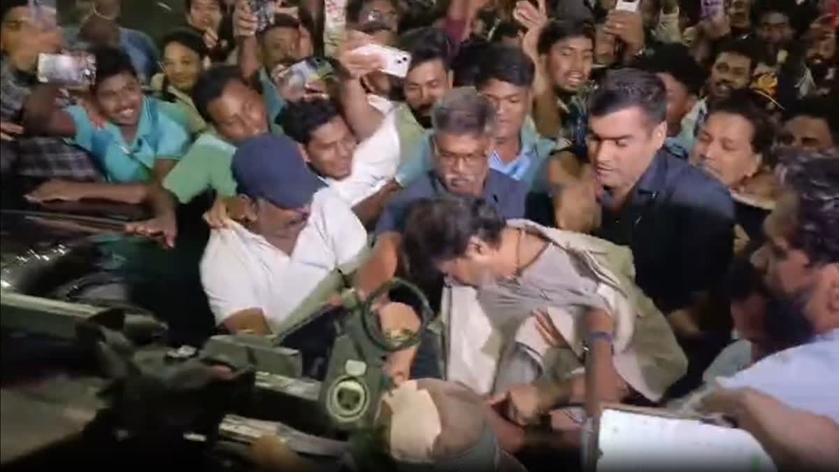 விமான நிலையத்தில் தடுமாறி விழுந்த விஜய் - அதிர்ச்சியில் உறைந்த ரசிகர்கள்