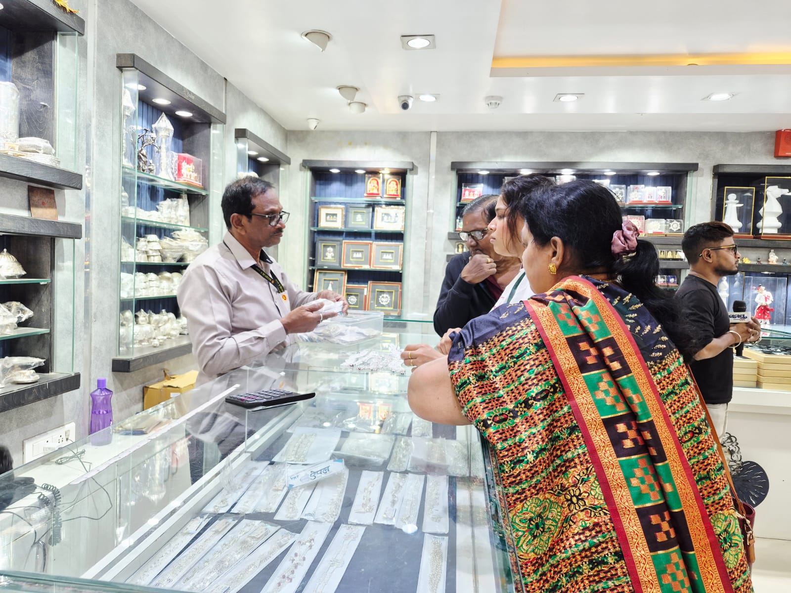 Silver Prices Surge Past Gold in Bhubaneswar Touch Record High Amid Global Demand