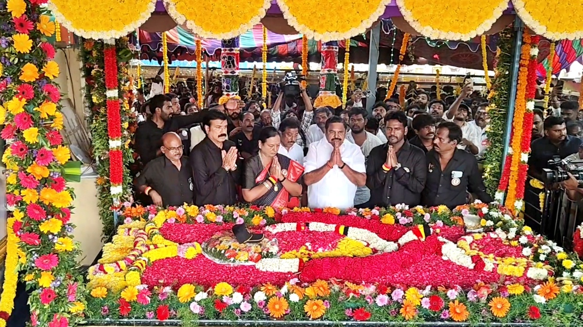 விஜயகாந்த் நினைவிடத்தில் அஞ்சலி செலுத்திய அதிமுக பொதுச் செயலாளர் எடப்பாடி பழனிசாமி