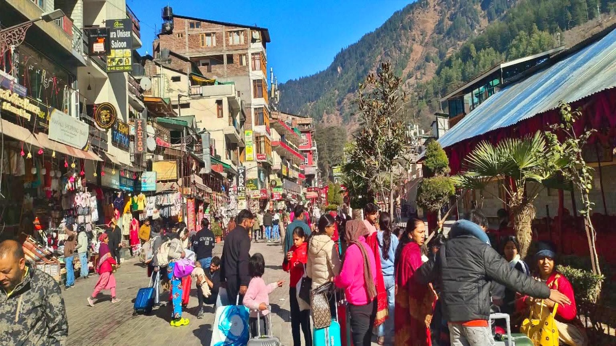 Tourists  in Kullu Manali New For Year celebrations