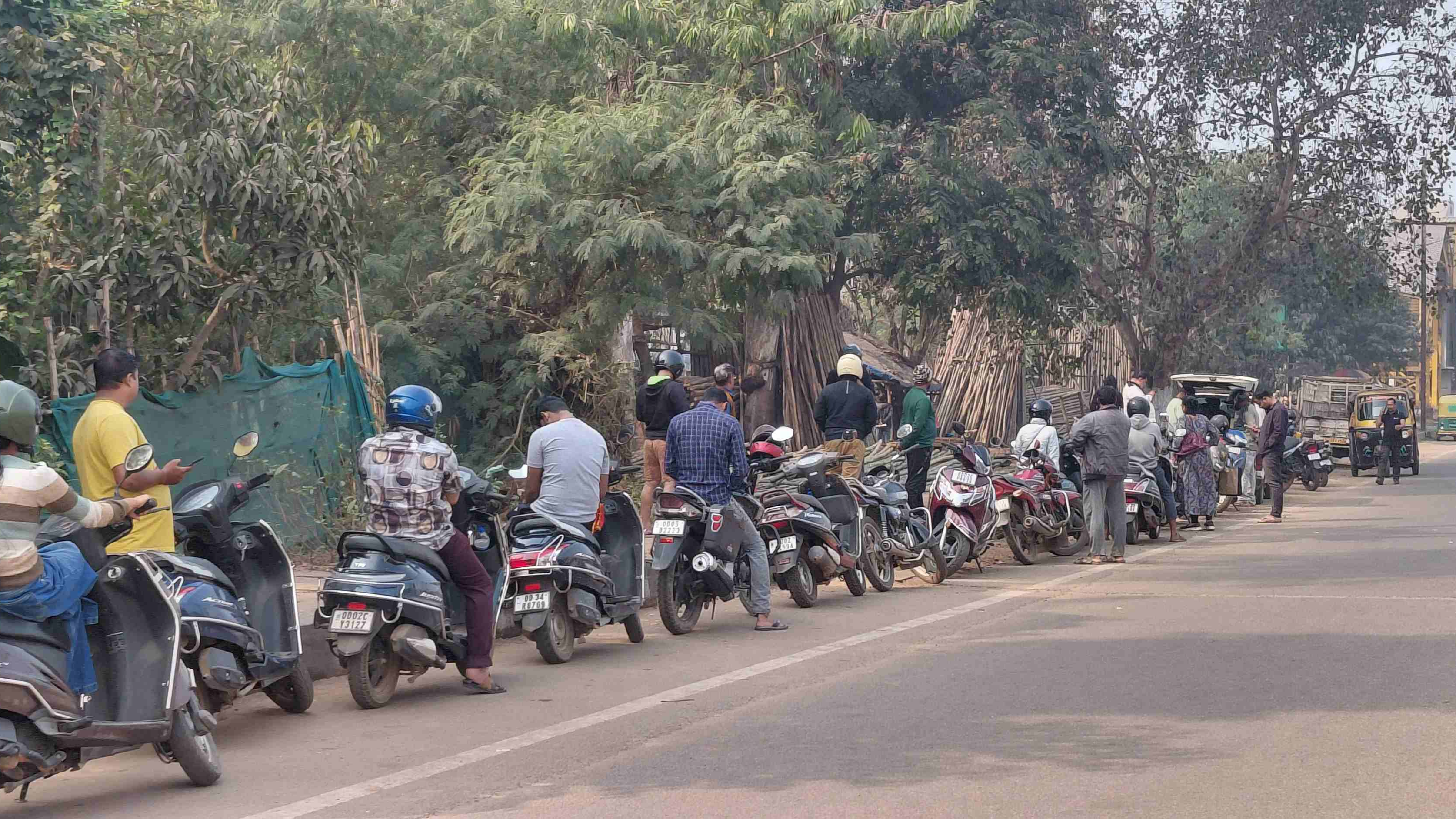 Heavy crowd in front of pollution testing van in bhubaneswar