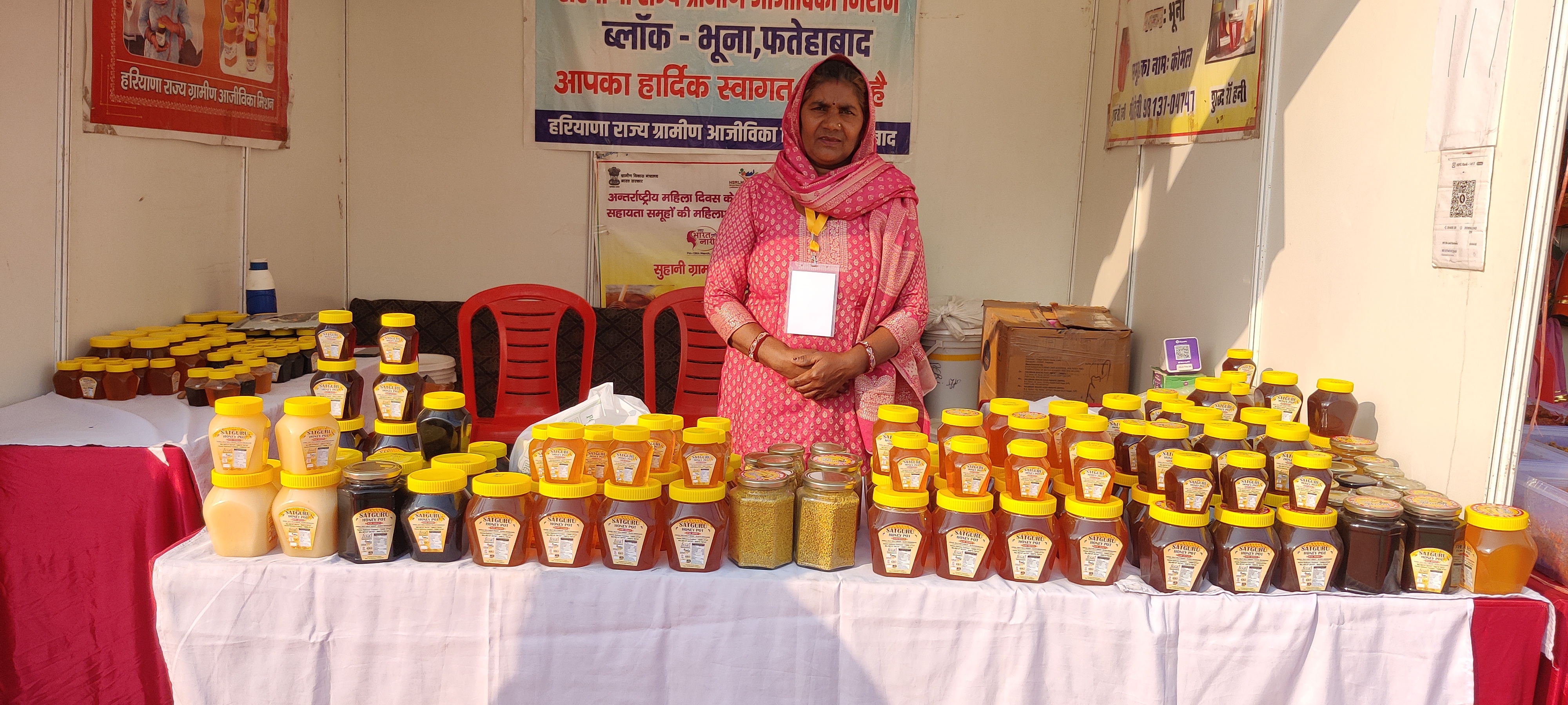 फरीदाबाद सरस मेले में शहद लेकर पहुंचीं फतेहाबाद की गीता