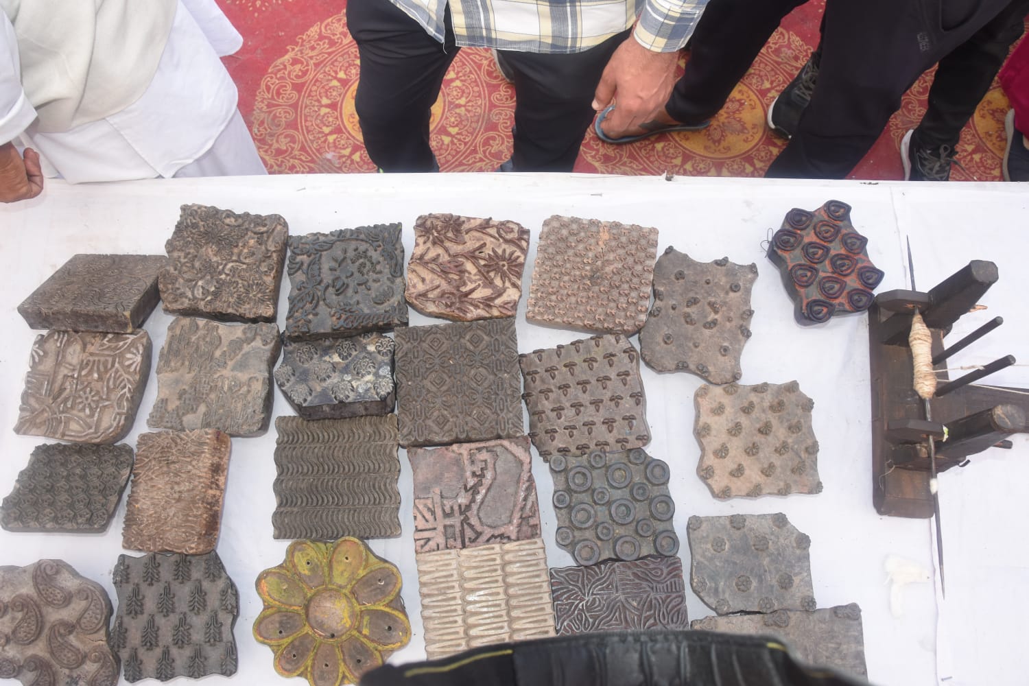 पारंपरिक आभूषण महिलाओं को कर रहे आकर्षित