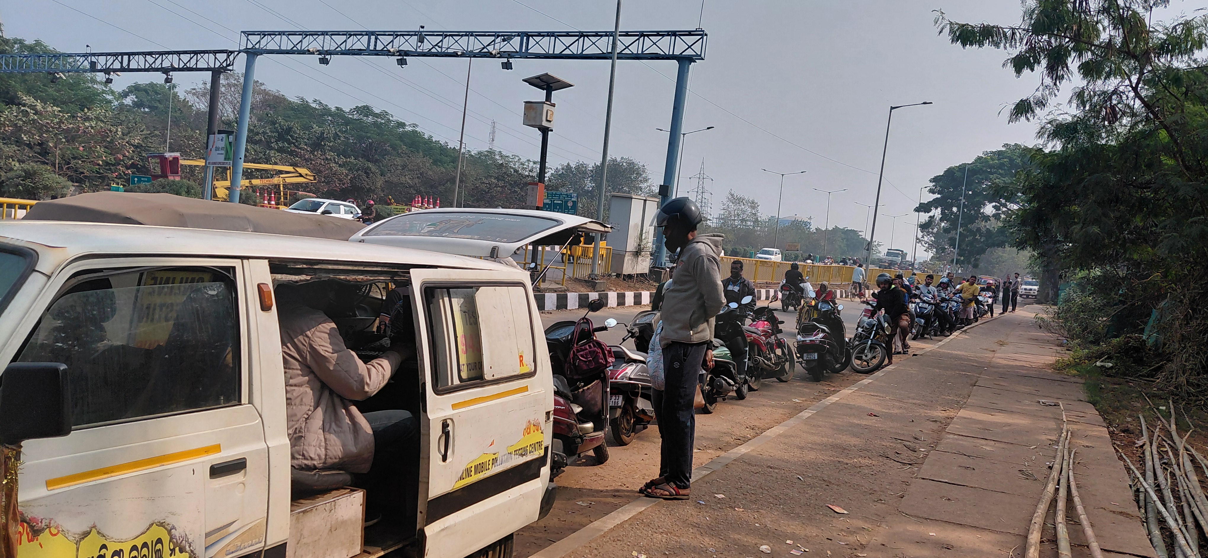 Heavy crowd in front of pollution testing van in bhubaneswar