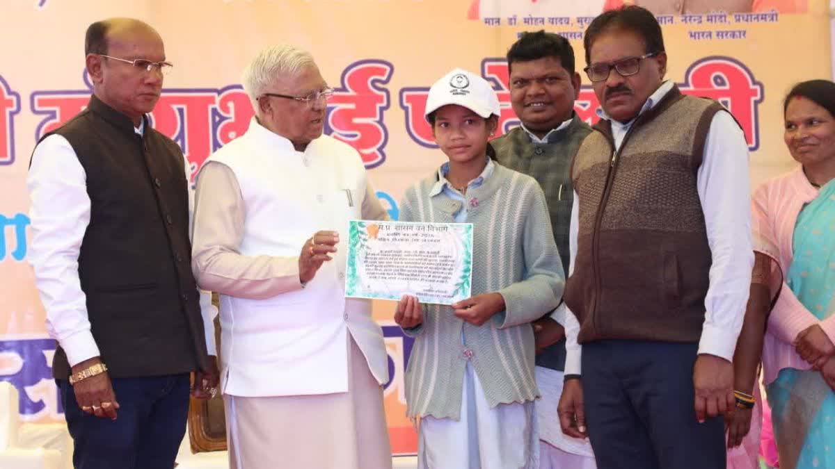 छिंदवाड़ा: 5 तेंदुओं को मात देने वाली कपूरी का राज्यपाल ने किया सम्मान