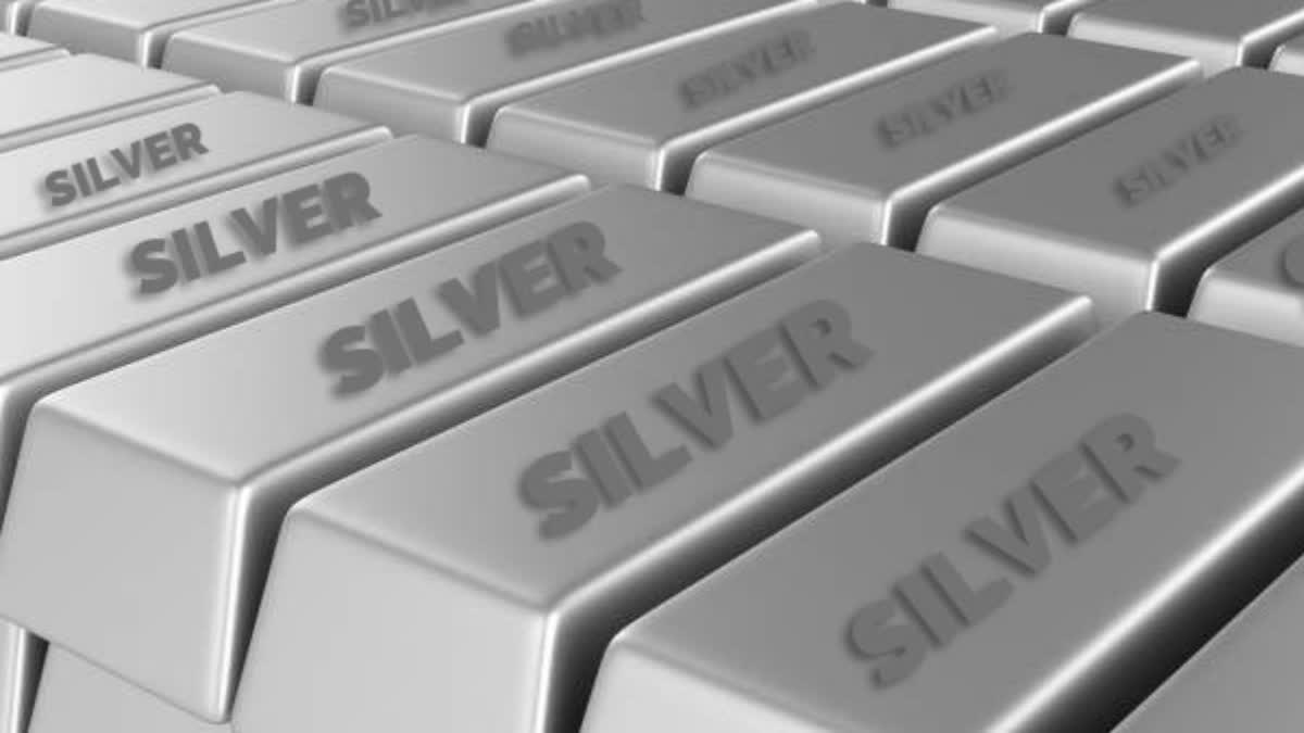 Silver Prices Breach Rs 4 Lakh per Kg Mark in Futures Trade Amid Strong Global Cues