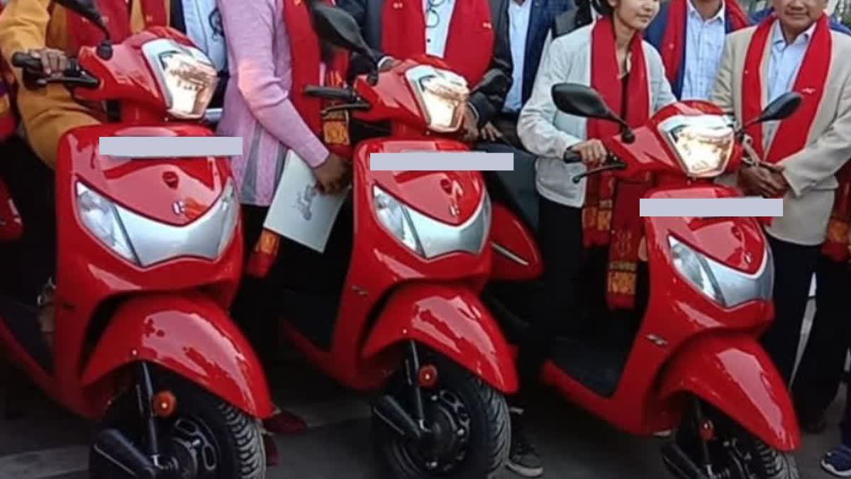 छात्राओं...ग्रेजुएशन 1st ईयर में अच्छे नंबर लाओ, स्कूटर ले जाओ; योगी सरकार  लाने जा रही गजब का ऑफर