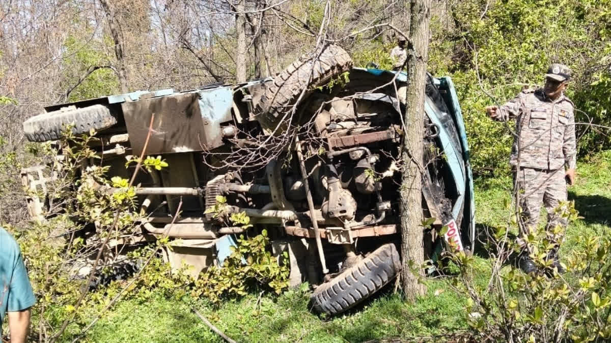 10 Security Personnel Injured After CRPF Vehicle Falls Into Gorge In Jammu Kashmir's Budgam 10 Security Personnel Injured After CRPF Vehicle Meets Accident in Jammu Kashmir's Budgam