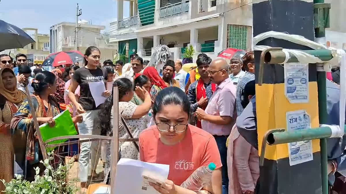 NEET UG 2026: इस साल बढ़ी रजिस्ट्रेशन की संख्या, लेकिन रिकॉर्ड से रही काफी दूर, हजारों स्टूडेंट्स रहते हैं एब्सेंट Candidates heading to take their examination