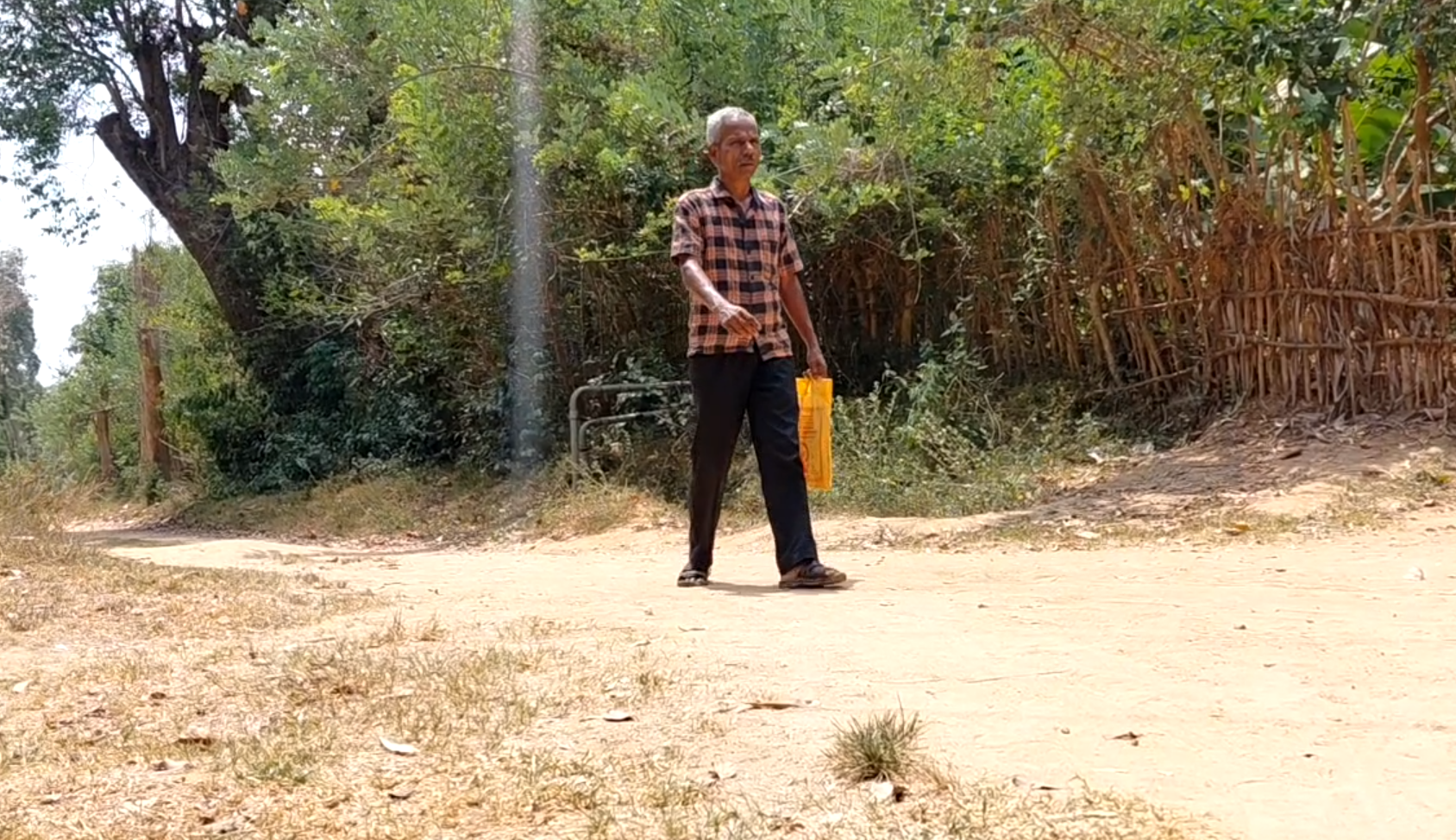 பணிக்காக நடந்து செல்லும் தபால் அலுவலர் கிறிஸ்துராஜா