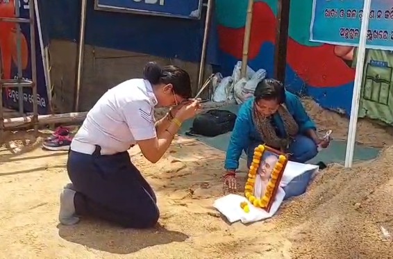 ତଦନ୍ତ ପରେ ଯାହା ପଦକ୍ଷେପ ନିଆଯିବ ବୋଲି ଏସପି ପ୍ରତିଶୃତି ଦେବାପରେ ସୁମିତ୍ରା ପୁଣି ଥରେ ଚାକିରୀରେ ଯୋଗ ଦେଇଥିଲେ ।
