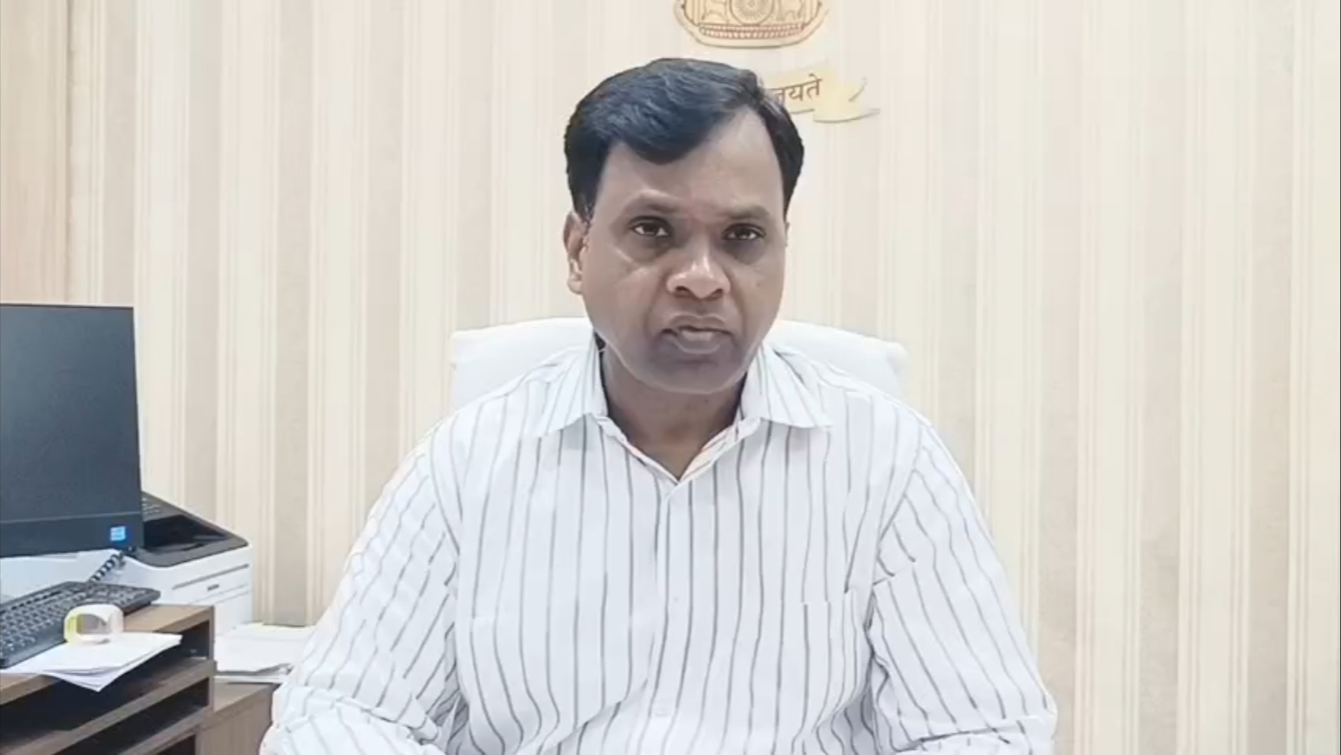रीवा कलेक्टर का एक्शन अवतार, ऑफिस में नहीं घुस पाए कर्मचारी और अधिकारी, लगी क्लास
