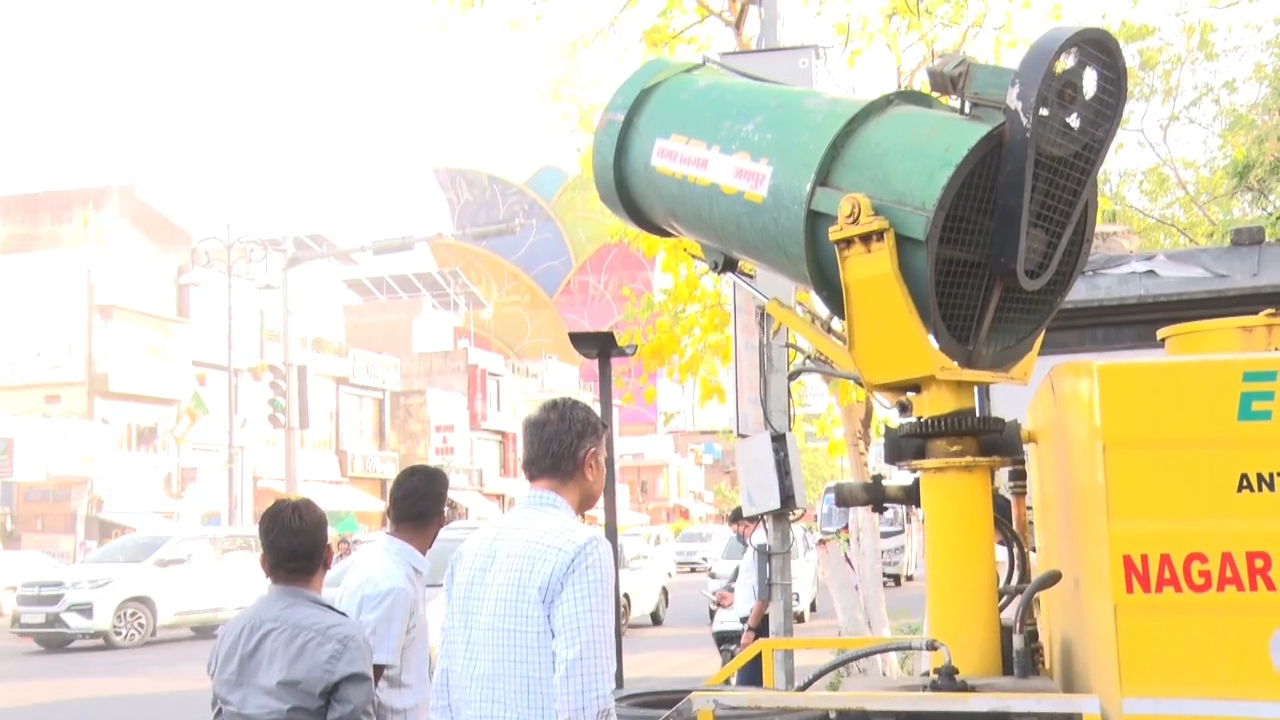 टोंक रोड पर राहत की बौछार करती एंटी स्मोक गन