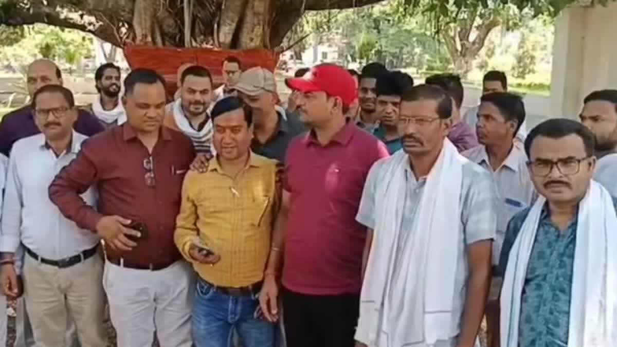 विधायक राम कुमार की गिरफ्तारी की मांग, राज्य प्रशासनिक सेवा की कलम बंद  हड़ताल शुरू